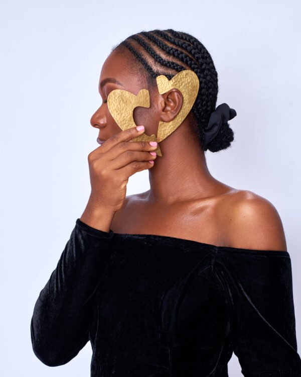 Not every crown sits on the head. Some hug the ear. There’s something about her. She doesn’t follow the crowd; she defines her own rhythm. Fearless in expression and rooted in self, she makes a statement without saying a word. That’s the essence of the Habun Ear Cuffs.